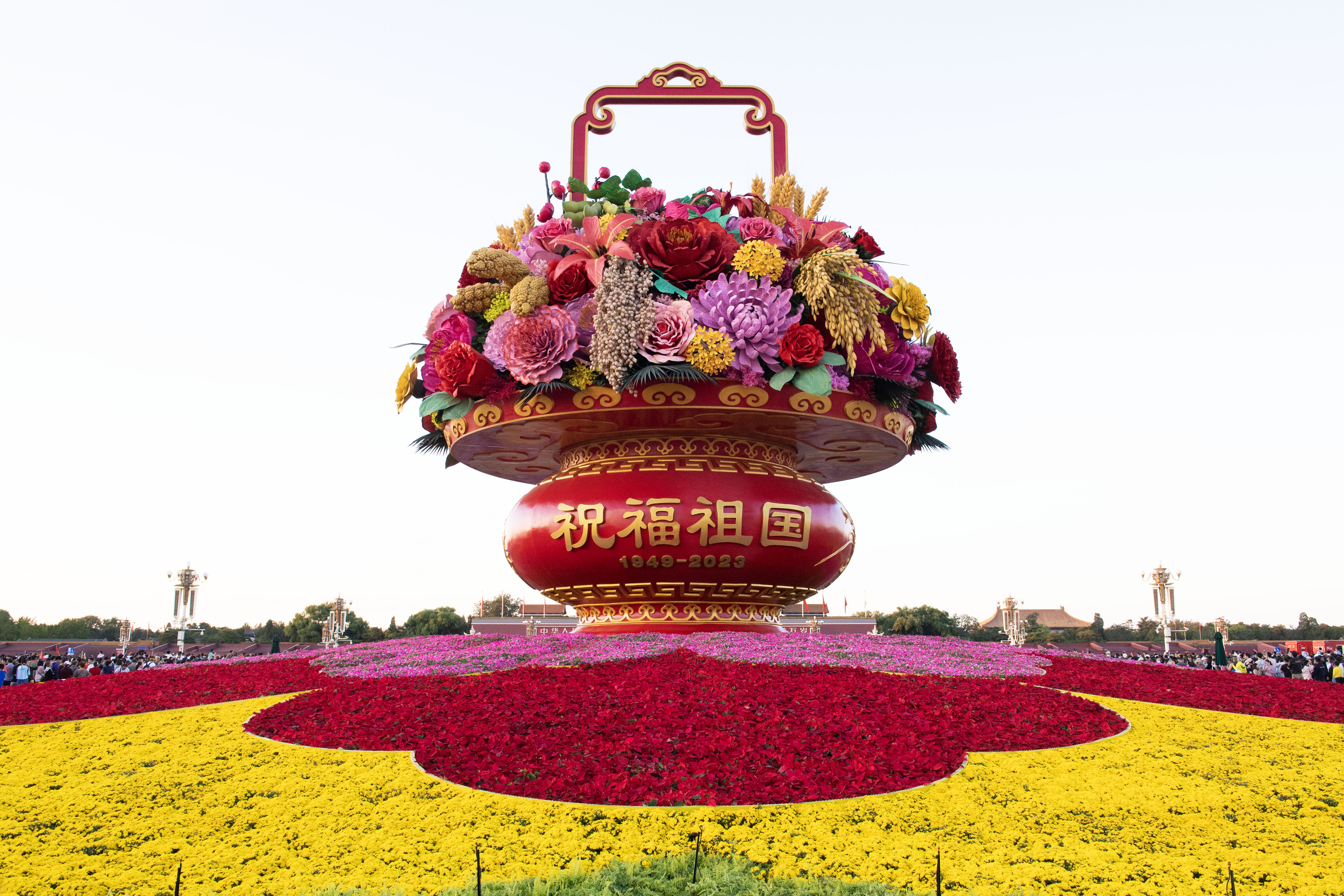 1696123326928135.jpg 2,2023年10月1日天安门广场花篮-祝福祖国.jpg